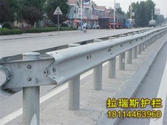 高速公路兩邊防撞護(hù)欄 鍍鋅雙波三波形護(hù)欄板批發(fā)